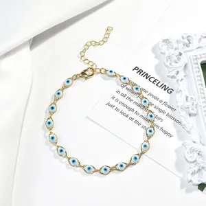 Gros plan du bracelet Œil de démon plaqué or avec des perles en émail bleu éclatant