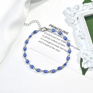 Gros plan détaillé d'un bracelet œil porte-bonheur bleu sur fond de carte blanche