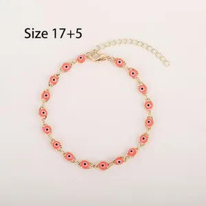 Vue détaillée du bracelet œil de protection plaqué or avec chaîne réglable de 17+5 cm