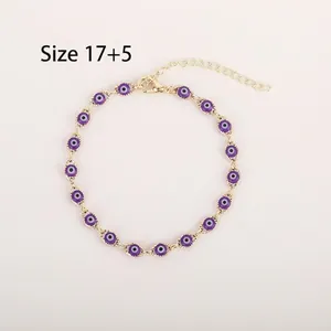 Vue détaillée d'un bracelet œil protecteur doré ajustable avec perles mauves, taille 17+5 cm