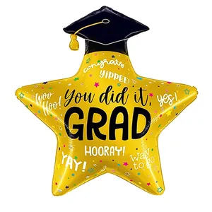 Ballon de graduation en forme d'étoile dorée avec toque noire et message de félicitations