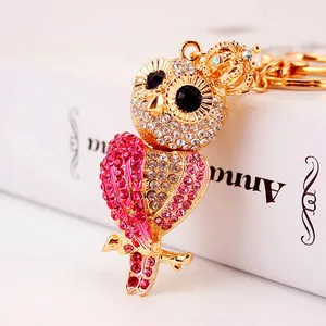 Eleganter goldfarbener Eulen-Schlüsselanhänger mit funkelnden rosa und klaren Kristallen