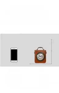 Bolso vintage marrón con diseño de reloj real y comparación de tamaño, 18x20x7cm
