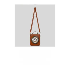 Detalle de bolso bandolera marrón vintage con un diseño de reloj creativo.