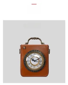 Vista detallada de un bolso vintage marrón con un reloj real y números romanos