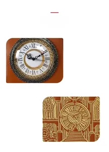 Detalle de bolso bandolera marrón retro con reloj funcional y bordado dorado elegante.
