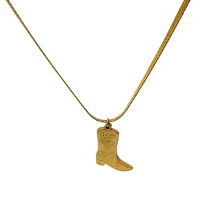 Detaillierte Ansicht der goldenen Edelstahl-Cowboystiefel-Halskette mit Blumenmuster