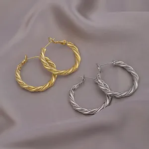 Detaillierte Ansicht der Möbius-Creolen mit gedrehtem Design in Gold und Silber