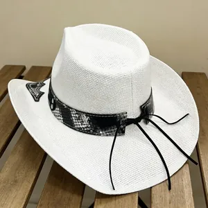 Detailaufnahme des weißen, atmungsaktiven Stroh-Cowboyhuts mit Schlangenmuster