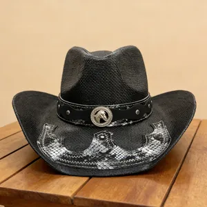 Detailansicht eines schwarzen Stroh-Cowboyhuts mit silbernem Pferdeemblem und Dekor