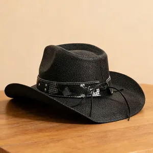 Detailaufnahme eines schwarzen Stroh-Cowboyhuts mit Schlangenmuster-Band