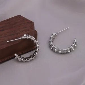 Detailansicht der silbernen Möbius-Creolen mit aufwendigem Mikro-Pave-Hohlraum-Design