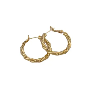 Elegante 18 Karat vergoldete Mobius gedrehte Seil Creolen für Damen, minimalistischer Stil
