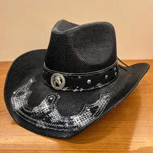 Schwarzer Stroh-Cowboyhut mit Pferdeemblem und Schlangenhaut-Akzenten am Hutrand.