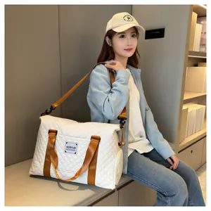 Sac de voyage matelassé blanc de grande capacité avec séparation sec et humide.