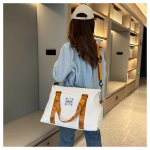 Sac de voyage matelassé blanc à grande capacité pour le sport ou les voyages