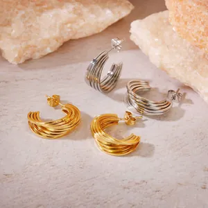 Vue détaillée de boucles d'oreilles créoles multicouches en acier titane or et argent
