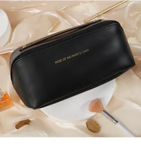 Große schwarze Kosmetiktasche aus Leder mit Rose of No Man's Land Text auf weißem Sockel