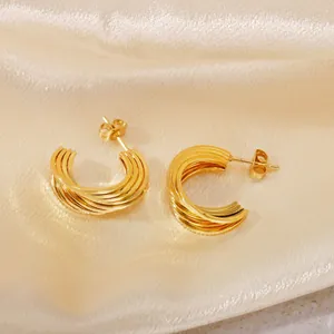 Vue détaillée des boucles d'oreilles créoles dorées géométriques en acier titane
