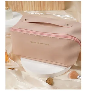 Elegante rosafarbene Kosmetiktasche mit Goldaufdruck für Reisen und Organisation
