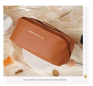 Große braune Reise-Kosmetiktasche mit hoher Kapazität und eleganter Ledertextur.