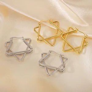 Vue détaillée de boucles d'oreilles étoile géométriques en acier titane doré