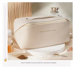 Detail der cremeweißen PU-Leder-Akkordeon-Kosmetiktasche mit goldenem Reißverschluss