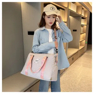 Mannequin portant un grand sac de voyage matelassé avec des bandoulières roses.