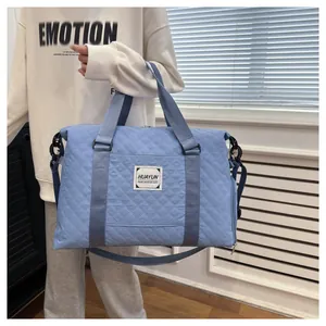 Vue détaillée d'un grand sac de voyage matelassé bleu clair pour le fitness.