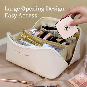 Große tragbare Reise-Kosmetiktasche im Orgel-Kissen-Design in elegantem Cremeweiß