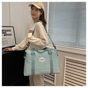 Sac de voyage matelassé vert menthe élégant pour femme, grande capacité pour sport.