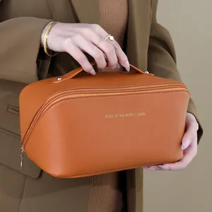 Große Kosmetiktasche aus hochwertigem orangefarbenem Kunstleder, ideal für die Reise