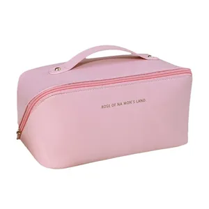 Elegante rosa Kosmetiktasche mit großem Fassungsvermögen und Tragegriff für Reisen.