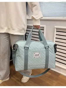 Grand sac de voyage et de sport matelassé bleu clair avec bandoulière réglable