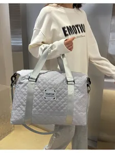Grand sac de voyage gris matelassé tendance avec fonction de séparation sec-humide