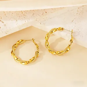 Boucles d'oreilles créoles torsadées en acier titane plaqué or 18 carats au design chic
