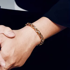 Vue détaillée d'un bracelet byzantin bicolore en acier inoxydable pour homme porté au poignet