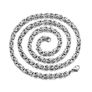 Détail d'un collier de chaîne byzantine fait main en acier inoxydable pour hommes