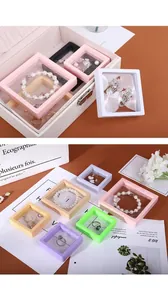 Detailansicht verschiedenfarbiger PE-Folien-Schmuckboxen für Ringe und Armbänder
