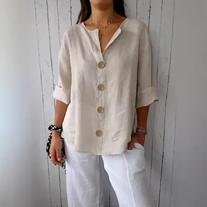 Détail en gros plan d'une blouse ample en coton et lin pour femme avec col en V et boutons