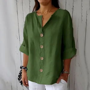 Détail de la blouse ample en coton lin vert avec col en V et boutons pour femme