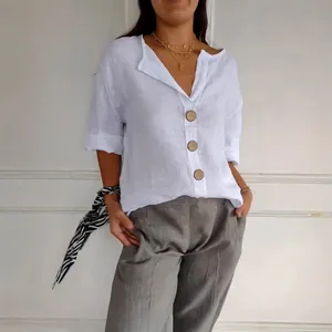 Détail de cette chemise blanche en coton et lin pour femme avec col en V et boutons bois