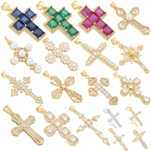 Variété de pendentifs croix en zircon et perles pour la création de bijoux DIY.