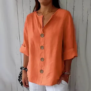 Détail de ce chemisier décontracté en coton et lin orange avec col en V et boutons