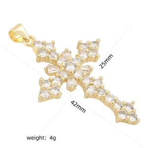 Vue détaillée montrant les dimensions du pendentif croix dorée avec zircons micro-pavés.