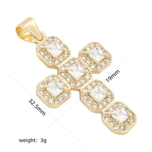 Beau pendentif croix en or avec zircones cubiques et mesures de taille précises