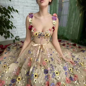 Elegantes Abendkleid aus beigem Tüll mit bunten 3D-Blumenstickereien und Taillenband