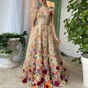 Robe de soirée élégante longue avec des appliques florales 3D colorées et du tulle nude.
