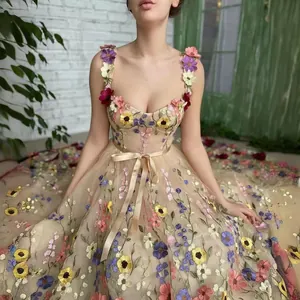 Elegantes champagnerfarbenes Abendkleid mit bunter 3D-Blumenstickerei und Tüllrock