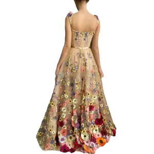 Robe de soirée élégante à broderies florales, dos nu, longue jupe trapèze fluide.